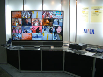 フルハイビジョン70インチプロジェクションパネル HMV20デモ展示